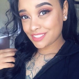 Meet your Posher, Makia